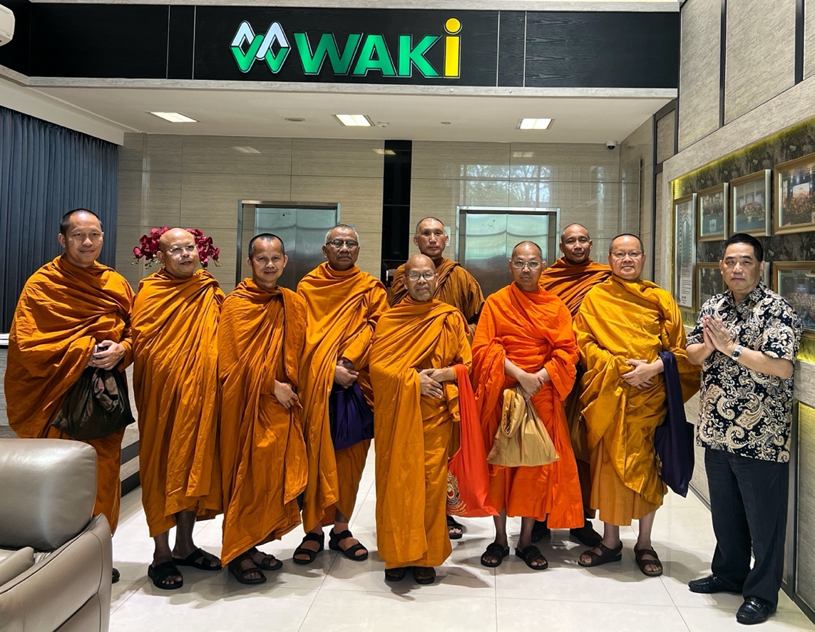 A group of people in robes

Description automatically generated with medium confidence